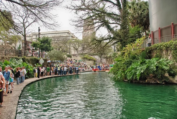 SAN ANTONIO, TX - MAR 16: A view of the crowded historic riverwa — Stock Photo, Image