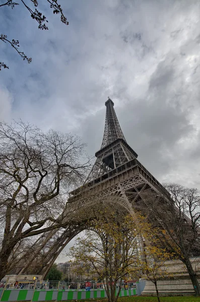 Parijs. prachtige brede hoekmening van de toren van eiffel van straat — Stockfoto