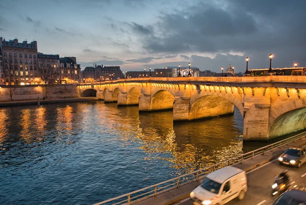 Paris. schöne Aussicht auf die Napoleonbrücke bei Sonnenuntergang — Stockfoto