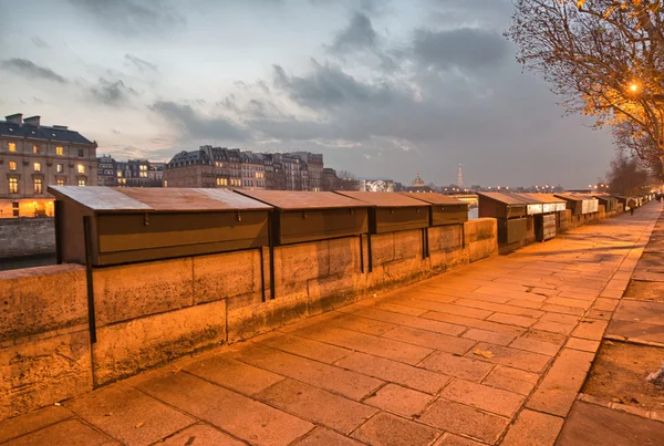 Ulice Paříže podél Seiny, prázdné za soumraku — Stock fotografie