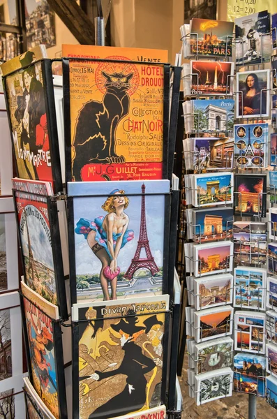 PARIGI - 2 DICEMBRE: Strada a Montmartre con artisti e dipinti — Foto Stock