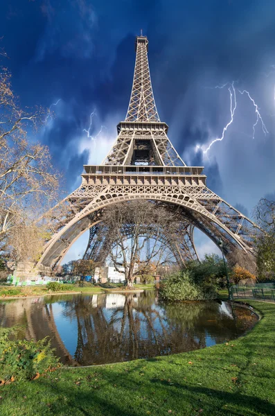 Париж - Эйфелева башня. Гроза приближается к городу — стоковое фото