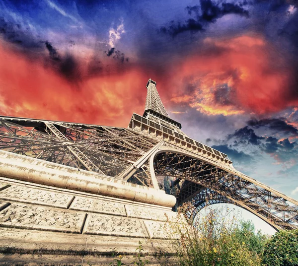 Paris - La Tour Eiffel. Maravilhosas cores do pôr do sol na temporada de inverno — Fotografia de Stock