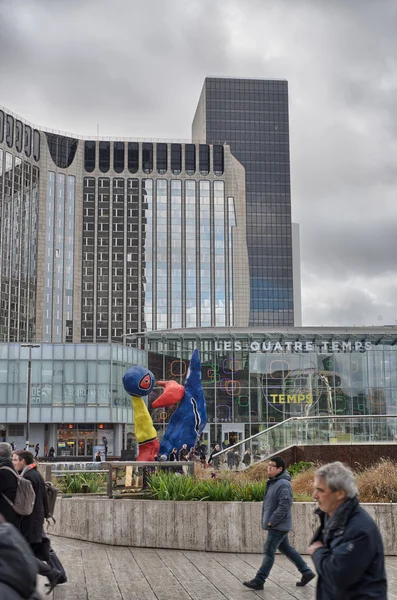 PARIS - DEC 4: Tourists walk in La Defense district, December 4, — Stock Photo, Image