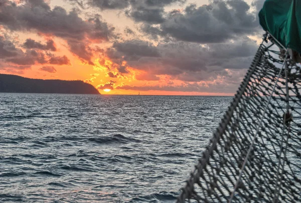 Maravillosos colores de puesta de sol en las islas Whitsunday australianas — Foto de Stock