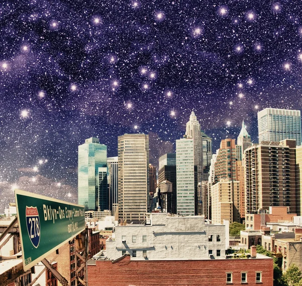 更低的曼哈顿天际线和高 skyscr 的美丽夜景 — 图库照片