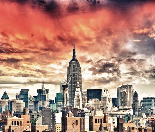 Wunderbarer Blick auf manhattan Wolkenkratzer mit schöner Himmelsfarbe — Stockfoto