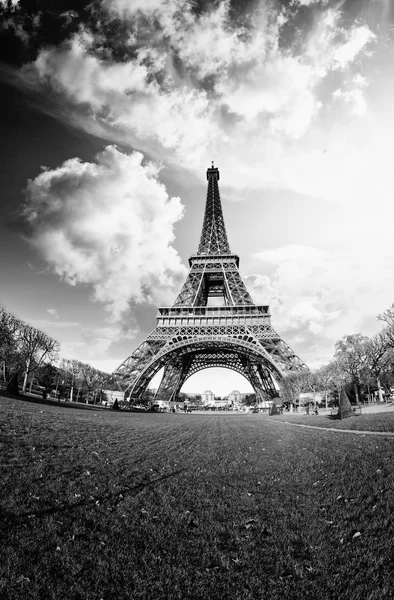 Dramatic view of Eiffel Tower with Sky on Background — Stock Photo, Image