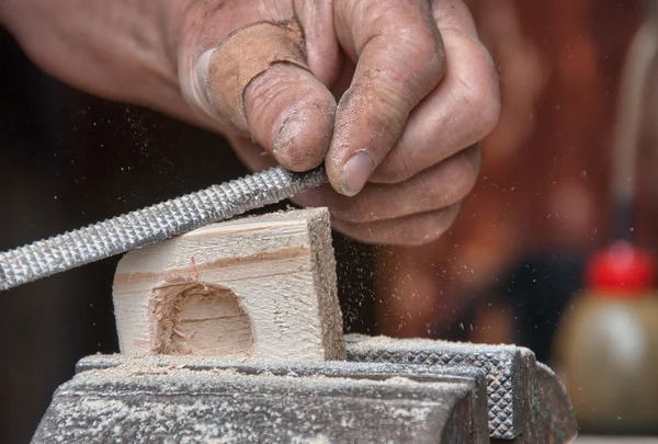 Manos de hombre con plano de carpintero sobre fondo de madera — Foto de Stock