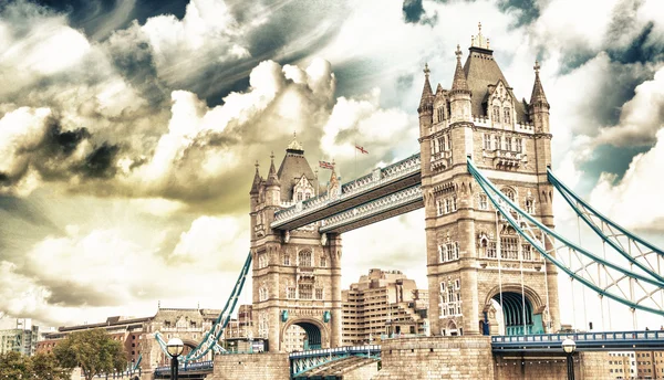 Piękne kolory zachodu słońca nad słynnego tower bridge w Londynie — Zdjęcie stockowe