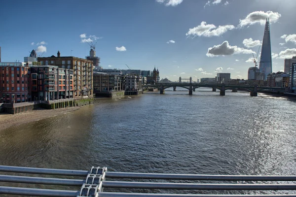 Veduta di Londra con il Tamigi dal Millennium Bridge — Foto Stock