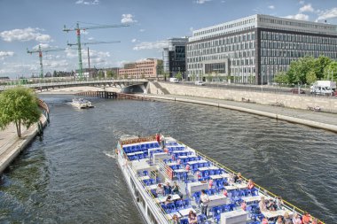 Reichstag alan güzel bir yaz gününde, berlin