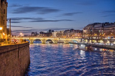 Paris. Seine Nehri, gece