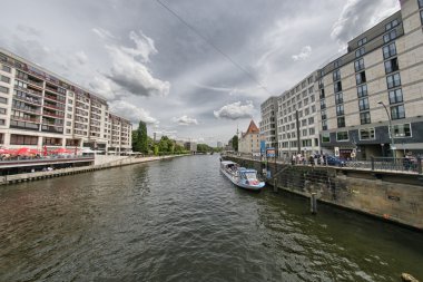 Berlin, Almanya. spree Nehri ile çevreleyen güzel görünümü