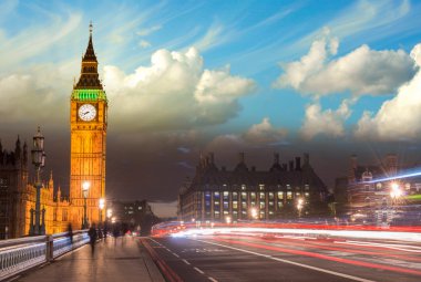 Sunset'te Westminster Köprüsü'nden Big Ben'in güzel renkleri -