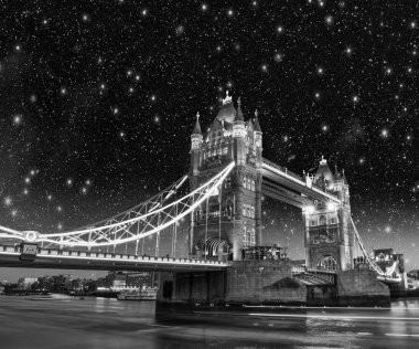 güzel bir gece ışıkları ve renklerinin üzerinde Londra tower bridge