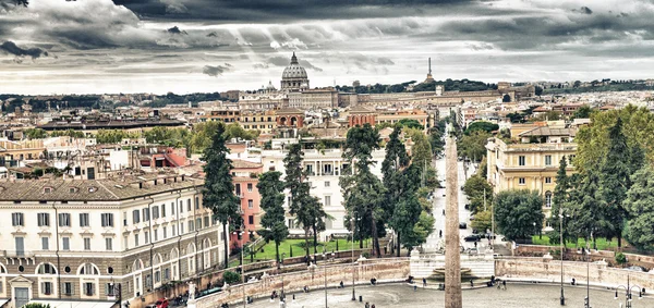 ROME - NOV 1 : promenade sur la Piazza del Popolo, 1er novembre 2012 — Photo