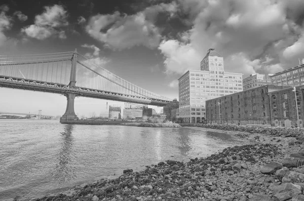 Piękne kolory zachodu słońca w new york - manhattan bridge widok — Zdjęcie stockowe