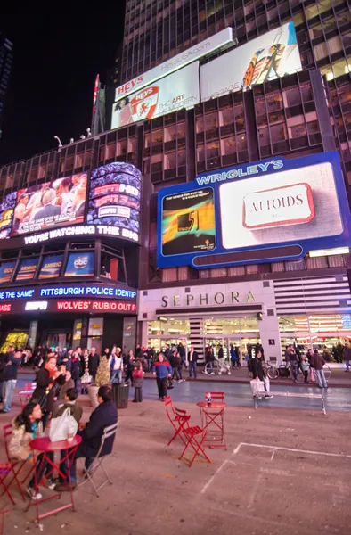 NUEVA YORK CITY - MAR 2: Los rascacielos gigantes dominan las calles de la ciudad , — Foto de Stock