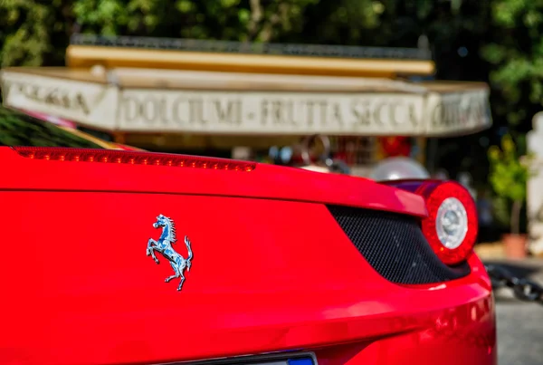 スポーツ車でフェラーリのロゴ — ストック写真