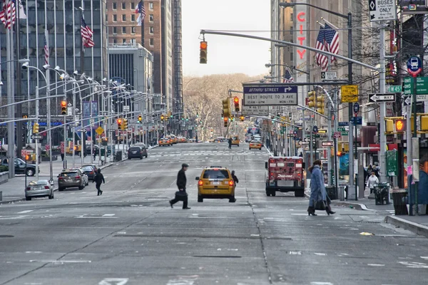 NEW YORK CITY - MAR 2: Grattacieli giganti dominano le strade della città , — Foto Stock