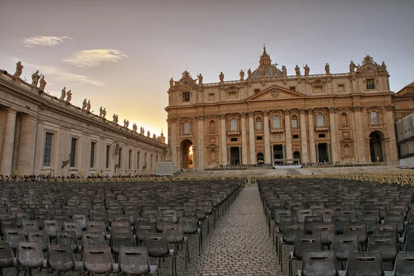 St peter náměstí s bazilikou - Vatikánský městský stát — Stock fotografie