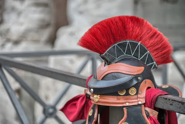 Centurion helm in de straten van rome — Stockfoto