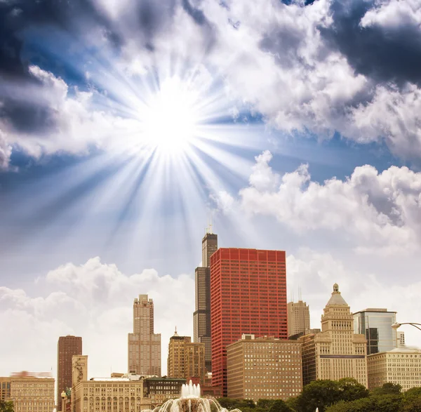 Chicago, Illinois. Maravilhosas cores do céu sobre arranha-céus da cidade — Fotografia de Stock