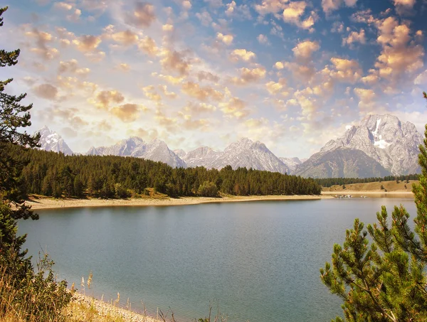 Wunderbare Landschaft von Grand Tetonsee und Bergen - wummernd — Stockfoto