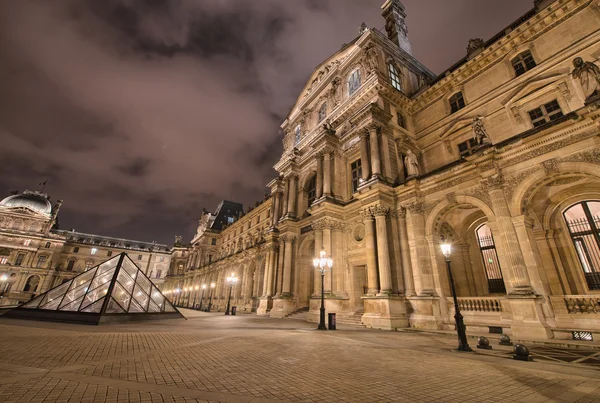 Paříž - 30 listopadu: louvre muzeum světla v noci, 30 listopadu 2012 — Stock fotografie