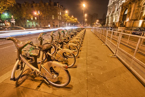 Paris - Aralık 1: kiralanan bycicles şehir sokakları, decem park etmiş. — Stok fotoğraf