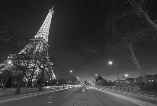 Paris - 1. Dezember: Eiffelturm zeigt seine wunderbaren Lichter bei Sonnenuntergang — Stockfoto