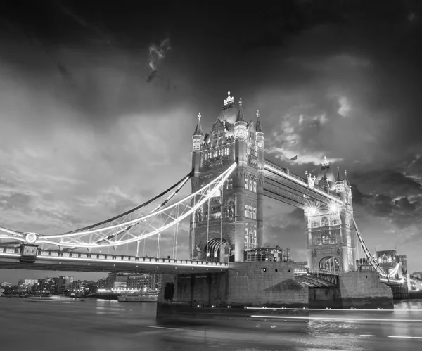 Krásné barvy západu slunce nad slavný tower bridge v Londýně — Stock fotografie