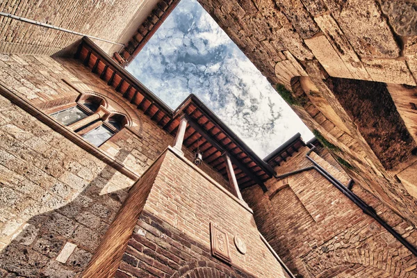Piękny widok z San Gimignano na wiosnę, Toskania, Włochy — Zdjęcie stockowe