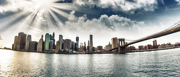 Spectaculair uitzicht op brooklyn brug van brooklyn kust bij winte — Stockfoto