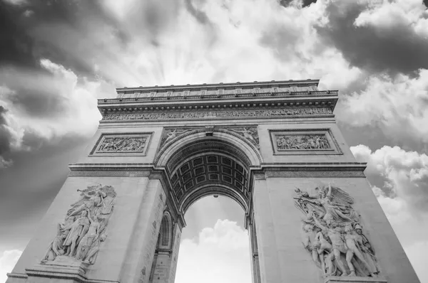 Arc de triomphe Paris yukarıda dramatik gökyüzü — Stok fotoğraf