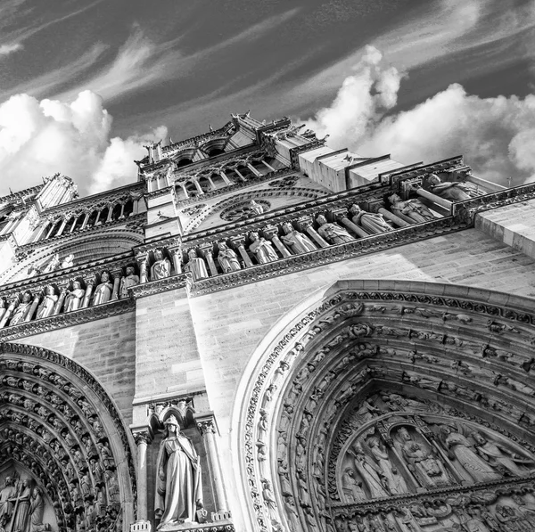 Vedere în sus a Catedralei Notre Dame din Paris — Fotografie, imagine de stoc