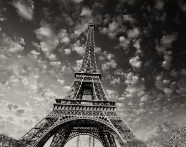 Paris. Eyfel Kulesi ile gökyüzü günbatımı renkleri güzel görünümü