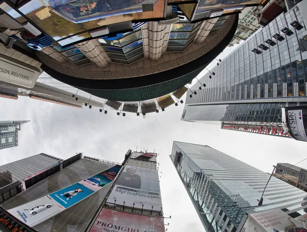 New york city - mar 2: gigantyczne wieżowce dominują ulice, — Zdjęcie stockowe
