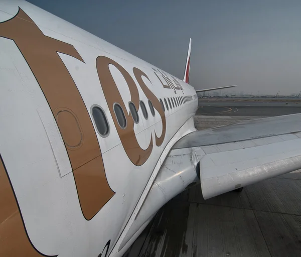 DUBAI - JUN 30: Emirates airplane ready for take-off, June 30, 2 — Stock Photo, Image