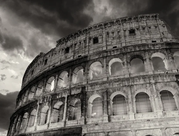 Splendida vista del Colosseo in tutta la sua magnificenza - Autunno su — Foto Stock