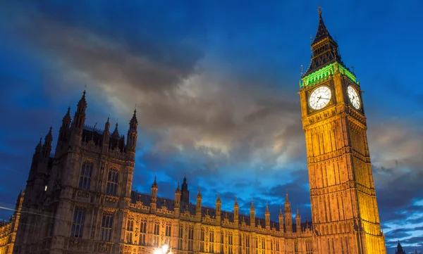 Big Ben e Casa do Parlamento ao entardecer com nuvens de Westmin — Fotografia de Stock