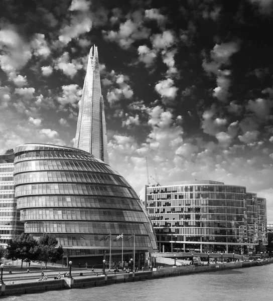 New London city hall with Thames river and cloudy sky, panoramic — Stock Photo, Image