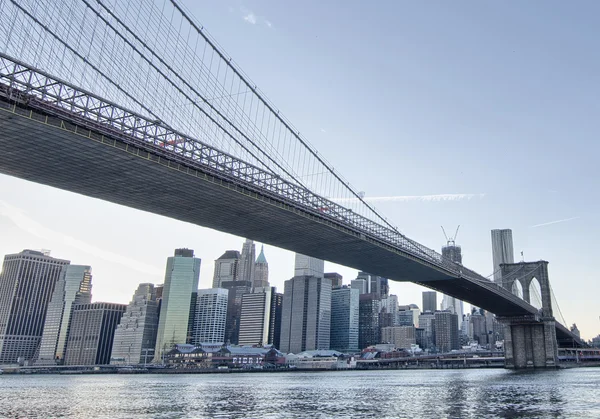 V New Yorku. krásné brooklyn bridge pohled z east river na slunce — Stock fotografie