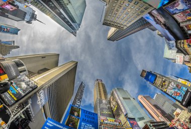 New york city - 24 Şubat: times Meydanı gökdelenlerin sokak görünümü,