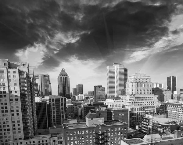 Dramatische hemel boven montreal gebouwen, canada - luchtfoto — Stockfoto