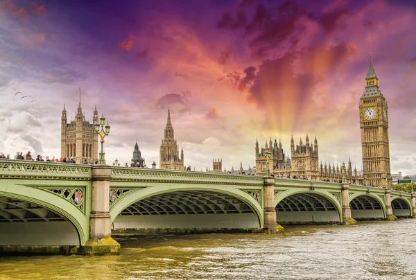 Hermosa arquitectura londinense. Casas del Parlamento y Westmins — Foto de Stock