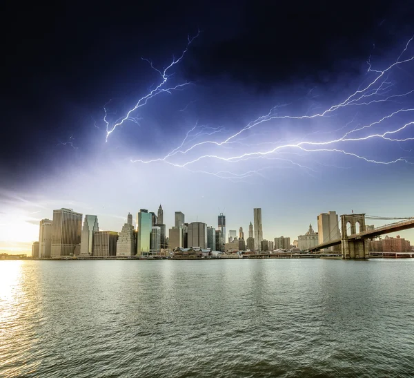 Increíble tormenta en los cielos de Nueva York con rascacielos de Manhattan . — Foto de Stock