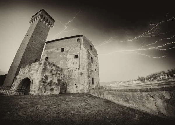 ピサ。古代の城塞タワーの夕日の素晴らしい景色 — ストック写真