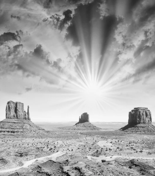 Céu maravilhoso sobre a paisagem única de Monument Valley, Utah — Fotografia de Stock